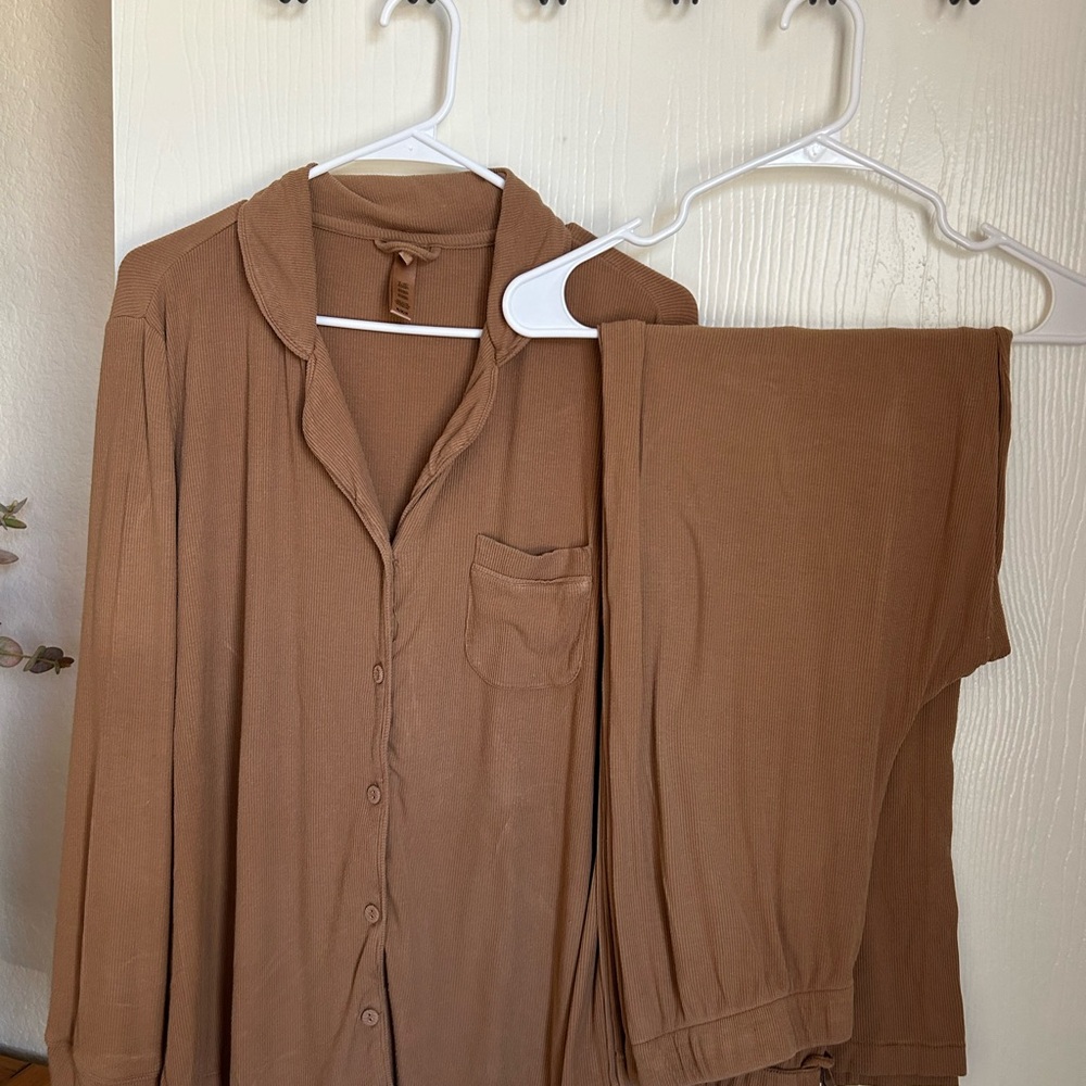 SKIMS Tan Pajama Set - Picture 2 of 4